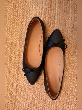 Quince Italian leather pointed bow flats – size 8